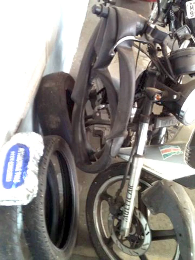Pelo menos duas motocicletas estão sem condições de uso
