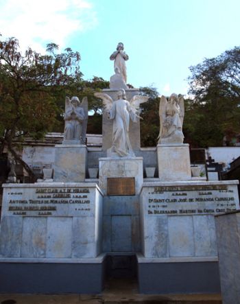 Cemitério Municipal faz 150 anos 6 Falecida aos 13 anos, a menina Ilva foi esculpida no próprio túmulo