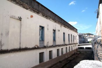 Prédio tombado está abandonado há 5 anos 6 Construção ampla poderia ser a sede da Escola Estadual Estêvão de Oliveira
