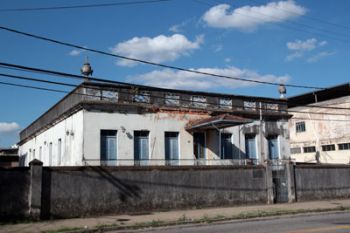 Prédio tombado está abandonado há 5 anos 5 Construção histórica se deteriora na Rua Mariano Procópio desde 2009, quando foi desocupada por problemas de infraestrutura