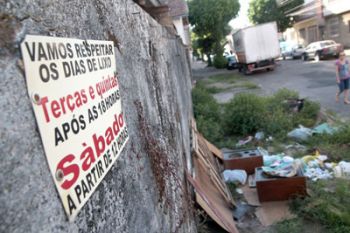 Prédio tombado está abandonado há 5 anos 8 Nos fundos do imóvel, na Rua Dom Pedro II, lixo e mato alto