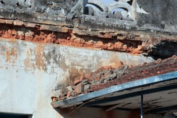 Prédio tombado está abandonado há 5 anos 7 Tijolos estão se soltando e forro de madeira, caindo
