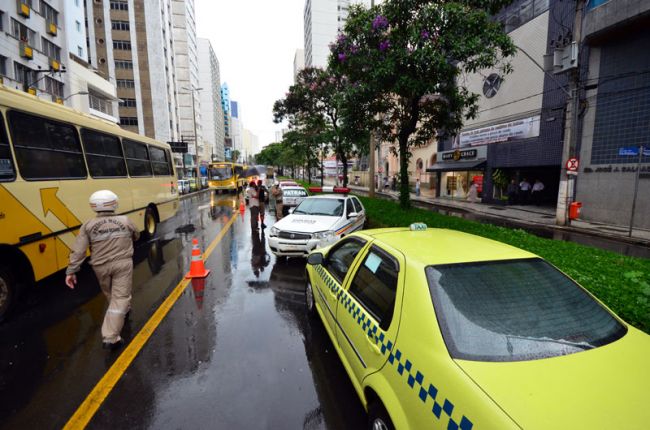 Olavo Prazeres/26-08-14 Ciclista ficou ferido e foi levado para o hospital