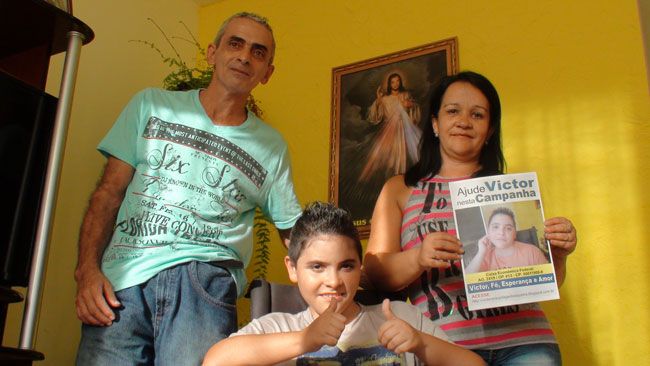 GUILHERME ARÊAS/18-02-15 Aos 14 anos, Victor luta contra doença degenerativa, e os pais Vanor e Wanilda precisam de cerca de R$ 80 mil para levá-lo à Tailândia
