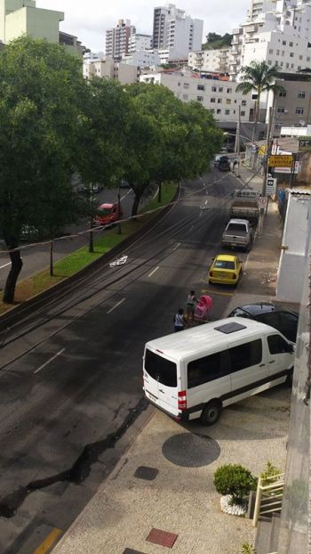 SÔNIA MASSOCATI Impedida de seguir pela calçada, mulher com carrinho de bebê passa pelo asfalto