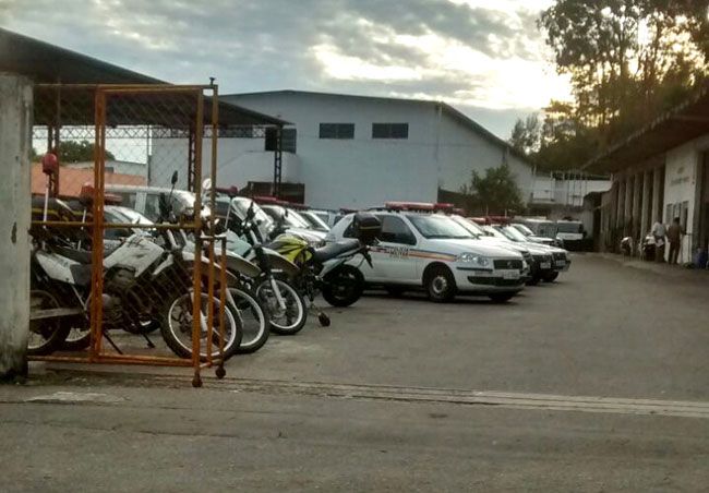 Falta de manutenção tira viaturas das ruas 2 Várias motos e veículos estão parados na oficina do 2º Batalhão