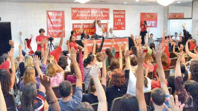 em-assembleia-no-ritz-hotel-docentes-votam-a-favor-da-greve-marcelo-ribeiro_07-04-15