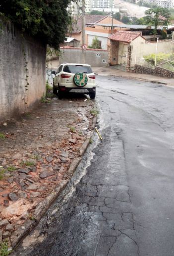 Carros parados sobre a calçada 3 Flagrante feito na Rua Guaçuí, em S. Mateus (foto samuelfigueiredo)