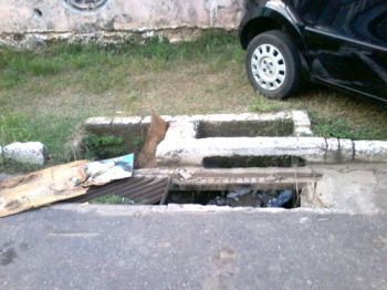 Bueiros com tampas quebradas 3 Na Rua Howyan, no Centro, boca de lobo está completamente aberta (Lúcia de Castro)