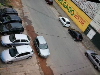 Carros parados sobre a calçada 4 Na Rua Vila Vidal, no Jóquei, vários carros ocupam calçada (Hiram Motta)
