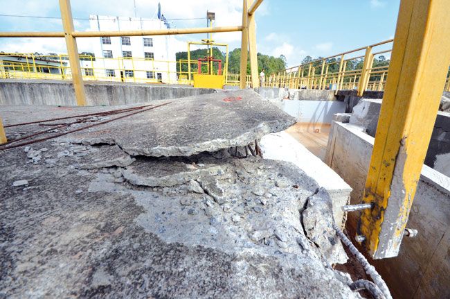 Rachaduras impedem uso de estação de água 2 Tanques apresentam trincas e rachaduras em razão de movimentos no subsolo (Olavo Prazeres/27-04-15