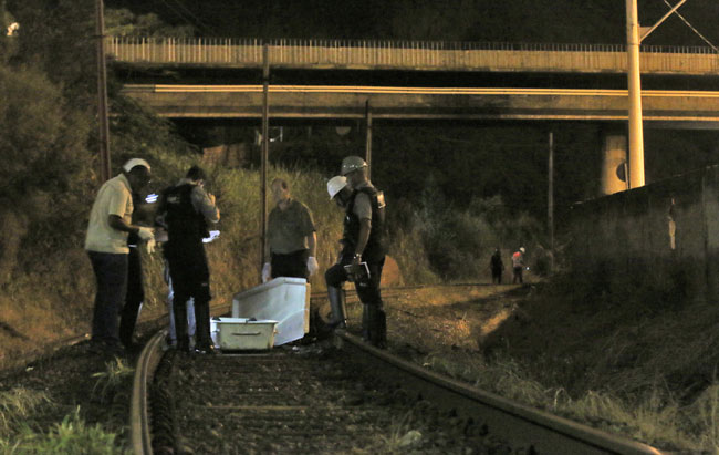 Vítima foi atingida enquanto passava por baixo de viaduto (Foto: Leonardo Costa/23-04-15)