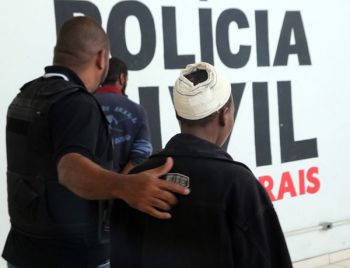 Criança de 2 anos morre espancada 4 Mãe de Luana e padrasto foram presos no cemitério e levados à delegacia