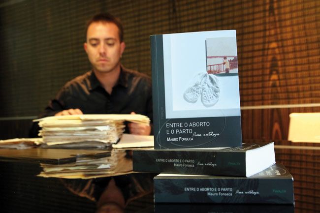 FERNANDO PRIAMO reporter da tribuna mauro morais reune mais de 300 poemas do pai em entre o aborto e o fato