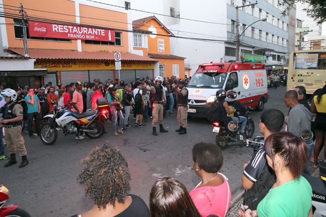 Jovem recebeu os primeiros atendimentos ainda dentro do Samu (Foto: Fernando Priamo)