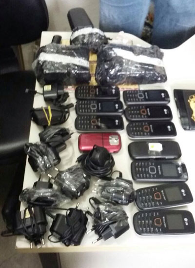 Celulares, carregadores e a droga foram localizados dentro de televisão (Foto: Divulgação PM)