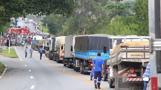 Por causa da manifestação, engarrafamento chegou a dez quilômetros nos dois sentidos da BR-040