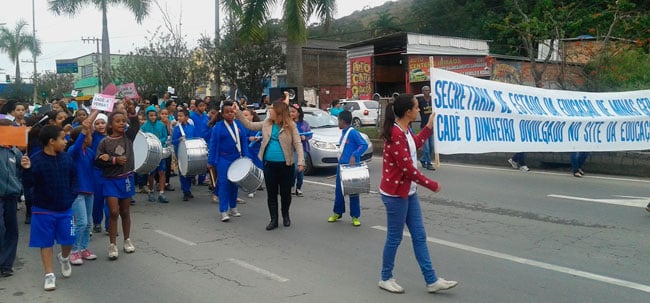 Manifestantes fizeram passeata pelas ruas de Benfica (Foto: Aline Junqueira)