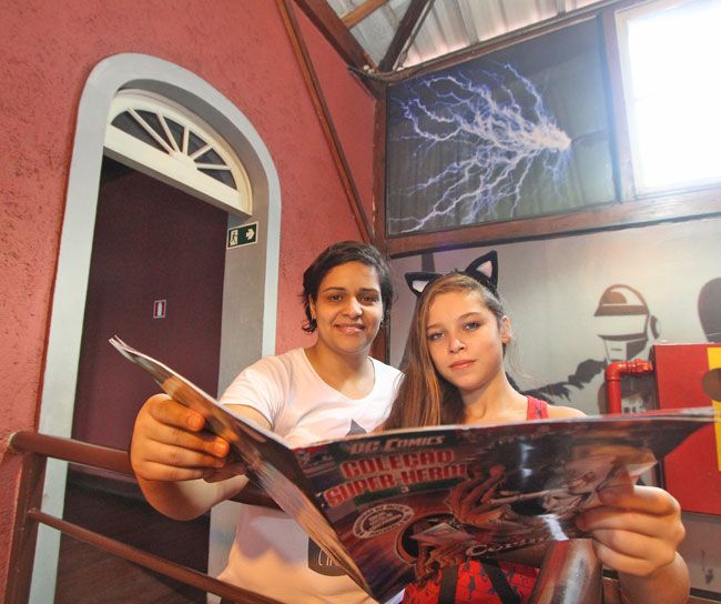 FELIPE COURI Sara acompanha a mãe, Priscila, em convenções e divide com ela a paixão pela cultura pop