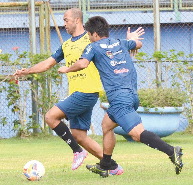 Zagueiro Leandro Euzébio (de amarelo) fez seu primeiro treino com o grupo ontem (ROBERTO FULGENCIO/20-06-15)