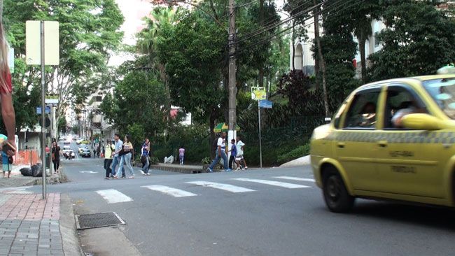 FERNANDO PRIAMO/24-08-15 Apesar de faixa estar próxima, pedestres preferem atravessar fora dela na Rua Santo Antônio