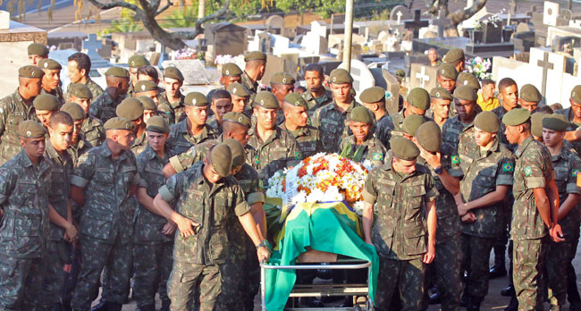 Breno foi enterrado na tarde desta segunda, no Cemitério Municipal (Foto: Leonardo Costa/24-08-15)