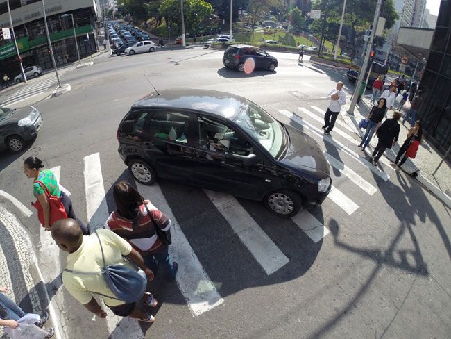 FERNANDO PRIAMO/24-08-15 Na Rio Branco com Espírito Santo, pedestres aguardam para atravessar na rua e não na calçada