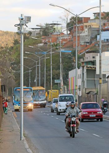 No primeiro dia de multa, na Avenida JK, próximo ao Parque de Exposição, motoristas tiveram que redobrar a atenção (Leonardo Costa/10-08-15)