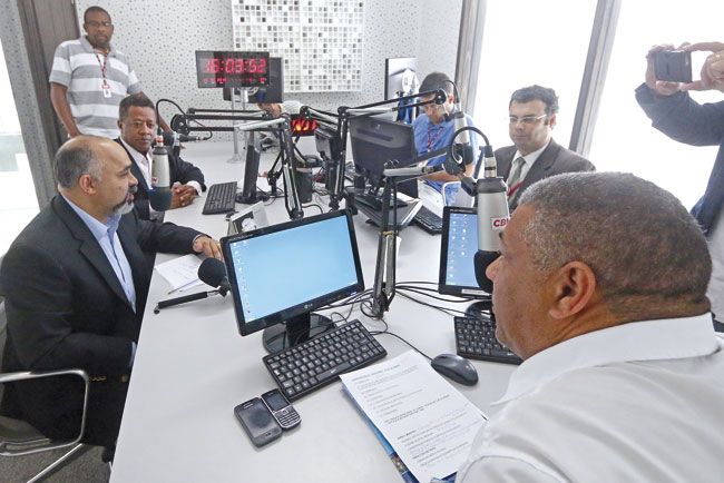 Ministro do Esporte em JF 2 Ao lado do secretário Carlos Henrique Alves da Silva, ministro George Hilton concede entrevista à Radio CBN Juiz de Fora (Leonardo Costa/04-09-15)
