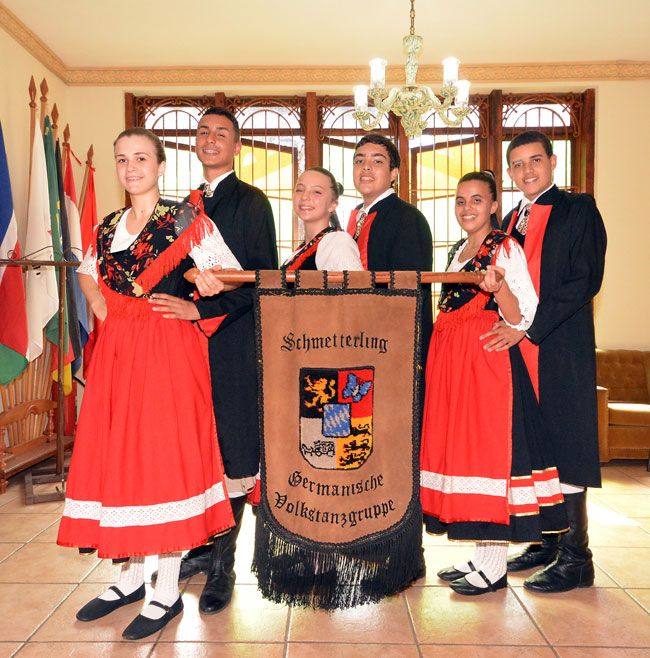 FOTOS: MARCELO RIBEIRO Casais do grupo Schmetterling apresentam danças folclóricas durante a festa, que vai até o dia 13