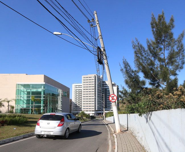 Poste inclinado no Cascatinha 2 Estrutura inclinada na Rua Doutor Luiz Gonzaga de Araújo Evangelista (Leonardo Costa/22-09-15)