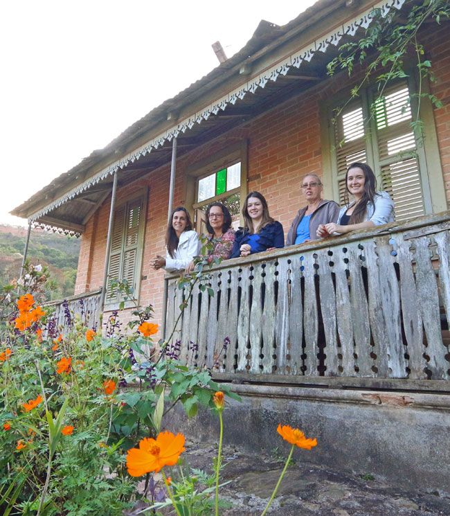 FOTOS: LEONARDO COSTA A equipe da faculdade de arquitetura do CES na varanda da casa, com a proprietária do imóvel Eliza Costa