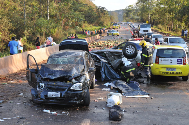 Rodovia ficou interdiyada até a noite desta segunda (Foto: RODRIGO CLEMENTE/EM/D.A PRESS)