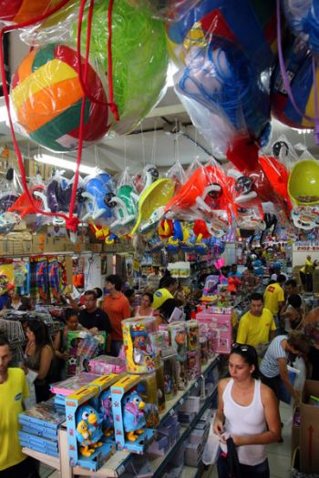 Lojistas projetam vendas modestas 2 Consumidores que vão às compras optam por produtos com preços mais baixos (Fernando Priamo/07-10-15)