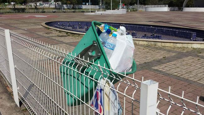 UFJF retoma as aulas no dia 26 3 Na Praça Cívica, fonte está sem água e lixo se acumula (Luciano Leal)