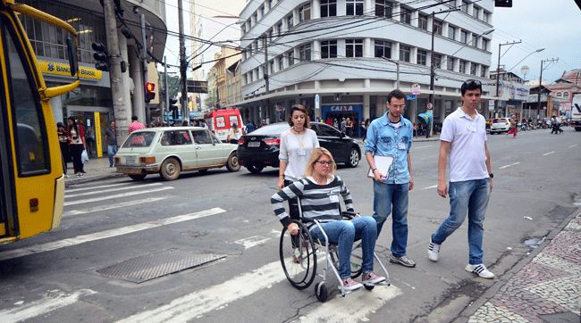 Alunos vivenciam dificuldades nas ruas 2 Estudantes de Arquitetura e Urbanismo da UFJF foram às ruas com olhos vendados, protetores auriculares e em cadeira de rodas para verificar as barreiras do cotidiano (Olavo Prazeres/23-11-15)