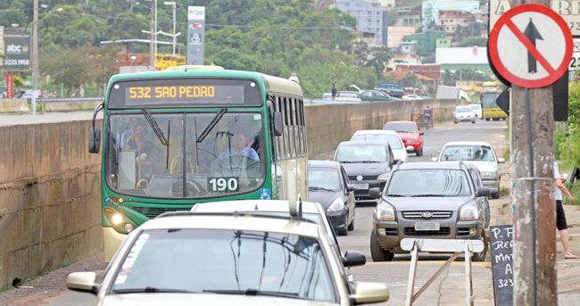 Trânsito da Cidade Alta sofre com crescimento da região 6 Além de não suportar o fluxo, Avenida Pedro Henrique Krambeck tem asfalto e sinalização precários (LEONARDO COSTA/08-12-15)