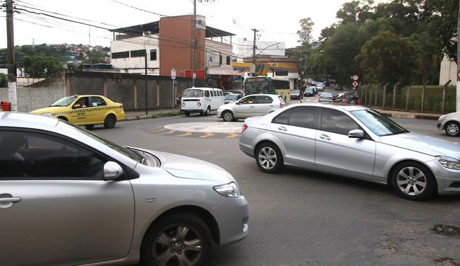 Trânsito da Cidade Alta sofre com crescimento da região 8 Em horários de pico, rotatória em frente ao portão Norte da UFJF não suporta a demanda de veículos que chegam de três direções distintas (FERNANDO PRIAMO/04-12-15)