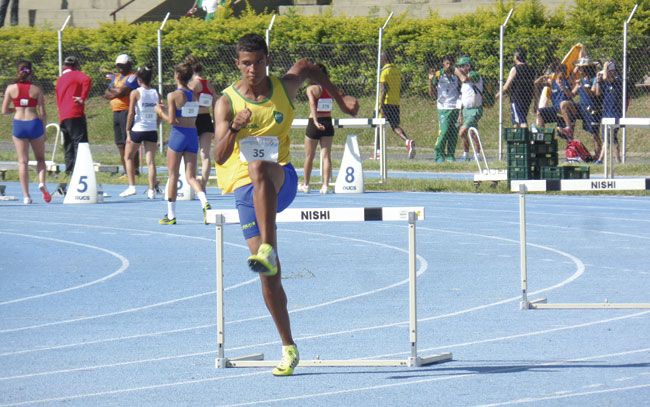 João Victor traz ouro do Paraguai 2 Juiz-forano foi o melhor nos 100 metros com barreiras (Divulgação/Colégio Apogeu)