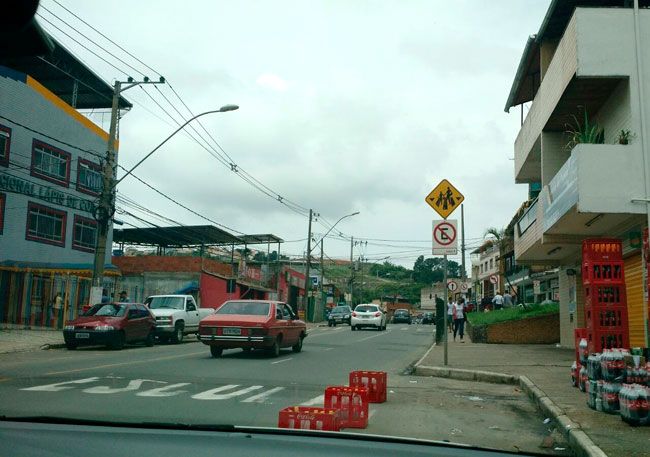 Trânsito da Cidade Alta sofre com crescimento da região 7 Leitora denuncia que comerciantes colocam engradados para fazer reservas de vagas na avenida (Geórgia Negreiros)