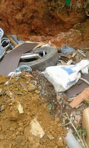 Descuido pode aumentar risco de proliferação do Aedes 7 No Bairro JK, até pneu é deixado a céu aberto