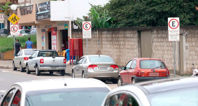 Trânsito da Cidade Alta sofre com crescimento da região 5 Vagas destinadas a carga e descarga são desrespeitadas a todo o momento na Costa e Silva (LEONARDO COSTA/08-12-15)