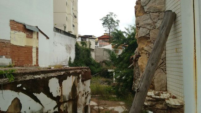 600 casos de dengue só este ano 7 Acúmulo de água em terreno da Rua Barão de Cataguases (heider marsicano)