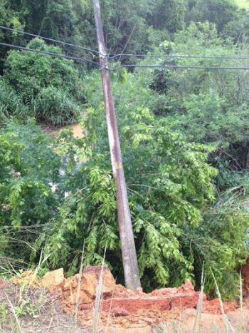 Foto: Wendell Guiducci barranco cede e leva poste junto nas margens da br 267 no floresta wendell guducci