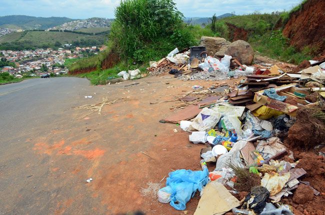 600 casos de dengue só este ano 10 Depósito irregular também na Rua Agulhas Negras, no acesso entre Monte Castelo e Caiçaras (Olavo Prazeres/25-01-16)