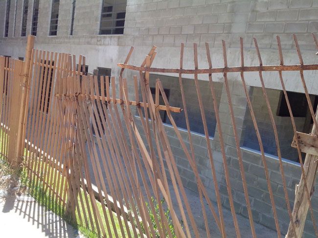 'Soldados do tráfico' impõem medo em bairro 4 Grades apresentam sinais de vandalismo, e local é usado para consumo de drogas