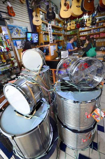 Prefeituras farão festa com menos luxo e atrações 4 Na Local Eletrônica, negócios tiveram queda de até 20% (Olavo Prazeres/21-01-16)