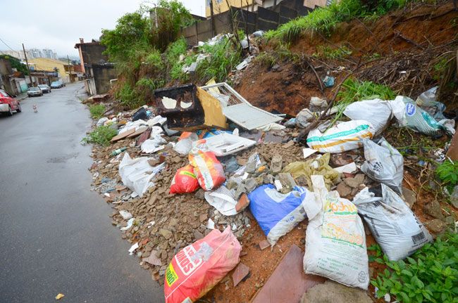 600 casos de dengue só este ano 9 Na Rua Sebastião Nunes Costa, no Jardim de Alá, há lixo, entulho e móveis espalhados (Olavo Prazeres/20-01-16)