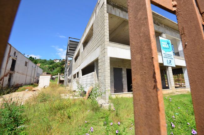 'Soldados do tráfico' impõem medo em bairro 3 Obras ficaram paradas após construtora decretar falência (Olavo Prazeres/07-01-16)
