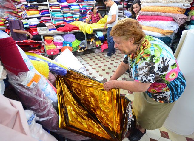 Prefeituras farão festa com menos luxo e atrações 3 Proprietária da Casa Chic, Munira conta com clientes de Belo Horizonte e Nova Lima para segurar vendas (Olavo Prazeres/21-01-16)